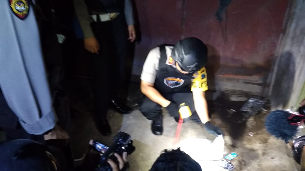 Kapolres Lumajang Saat Cek Gudang Tengah Kota tempat pesta miras anak muda hanya dapati bungkusan komix dan obat kuat.