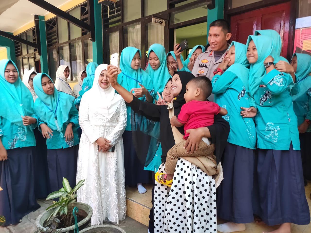 Kapolres Lumajang Jadi Buruan Foto Bareng Bu Guru dan Pelajar di Kedungjajang