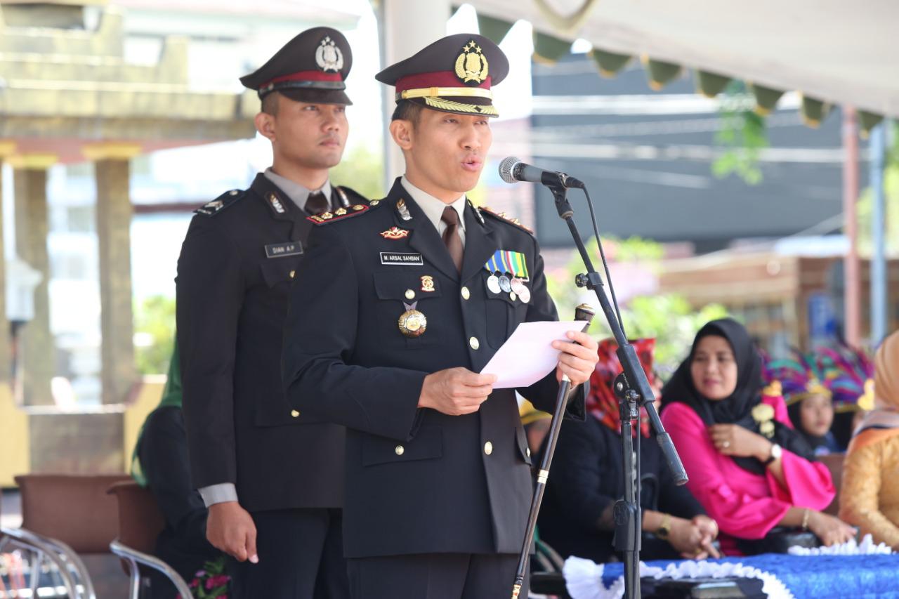 Kapolres Lumajang, AKBP Arsal Sahban menangis saat jadi pemimpin upacara Sumpah Pemuda di Alun-alun.