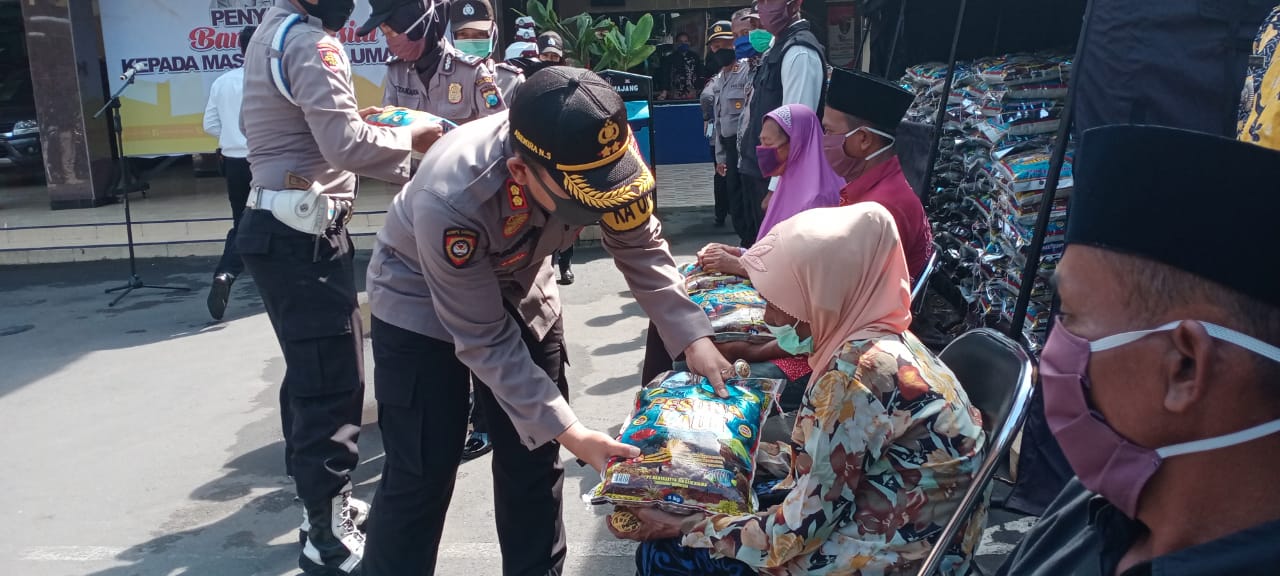 Kapolres Lumajang AKBP Adewira Salurkan bantuan ke warga belum terdata pemerintah.