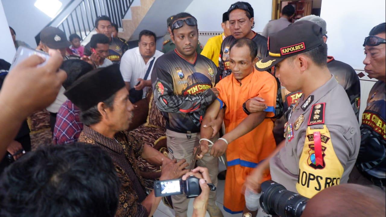 Kapolres Lumajang AKBP Arsal Sahban mengkonfrontir Rohmad pelaku Rampok dan Begal Sadis. ( foto Polres for lumajangsatu.com)