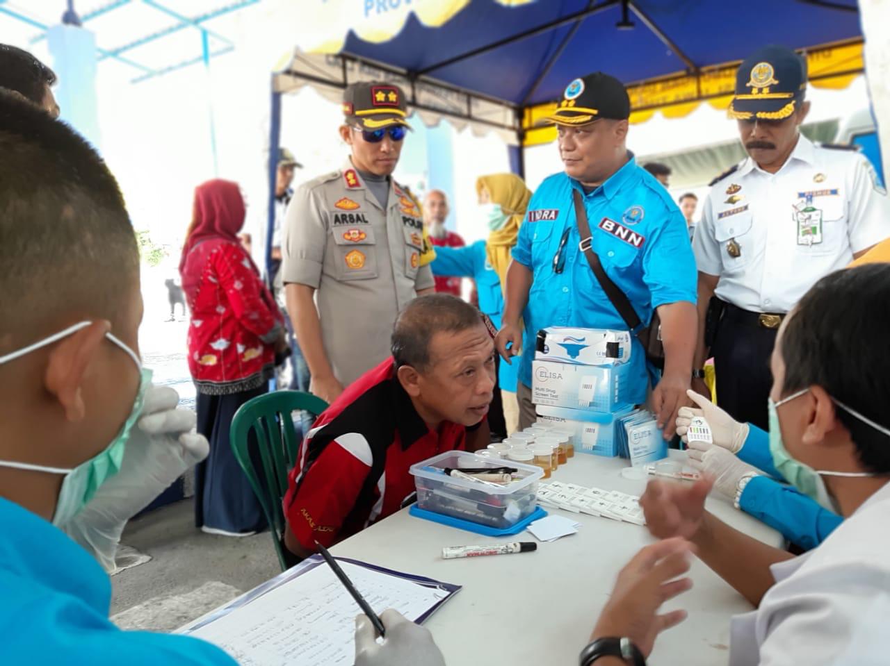 Kapolres Lumajang AKBP Arsal Sahban bersama Kepala BNN, AKBP Indra Brahmana pantau pemeriksaan tes urine para sopir angkutan lebaran di Terminal Minak Koncar.