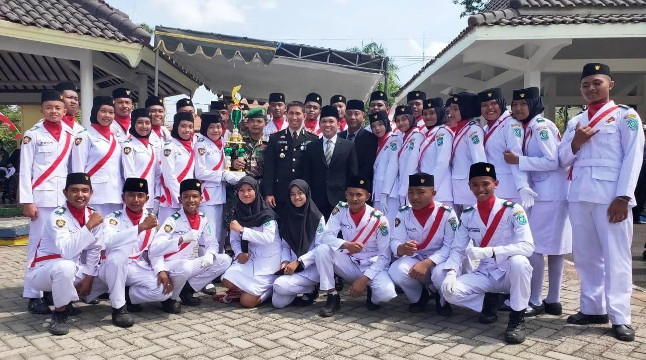 Kapolres Lumajang, Arsal bersama Bupati Thoriqul Haq foto bersama peserta upacara Sumpah Pemuda.