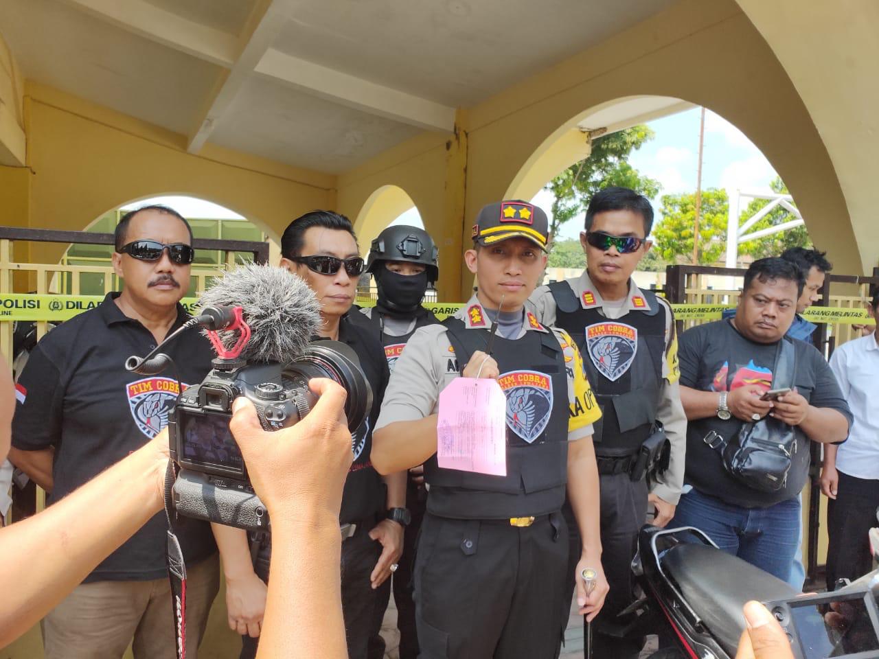 Kapolres Lumajang, AKBP Arsal Sahban saat memberikan keteragan pers di Stadion Semeru.