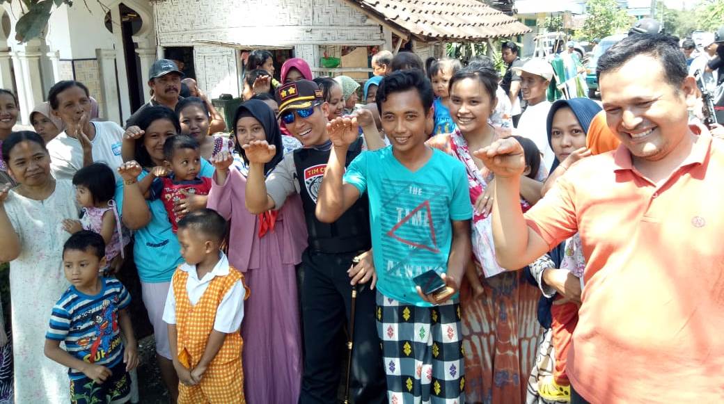 Kapolres AKBP Arsal diajak warga untuk foto bareng sebelum pindah ke Bogor saat olah TKP kasus pembunuhan Marsam soal isu santet.