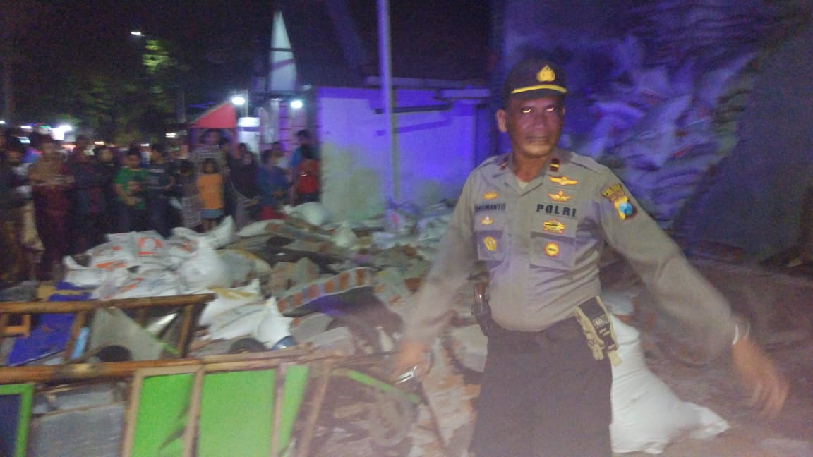 Kapolsek Kota Lumajang, AKP Darmanto saat berada di lokasi tembok gudang pakan ternak roboh timpa warga. ( foto Kapolsek).