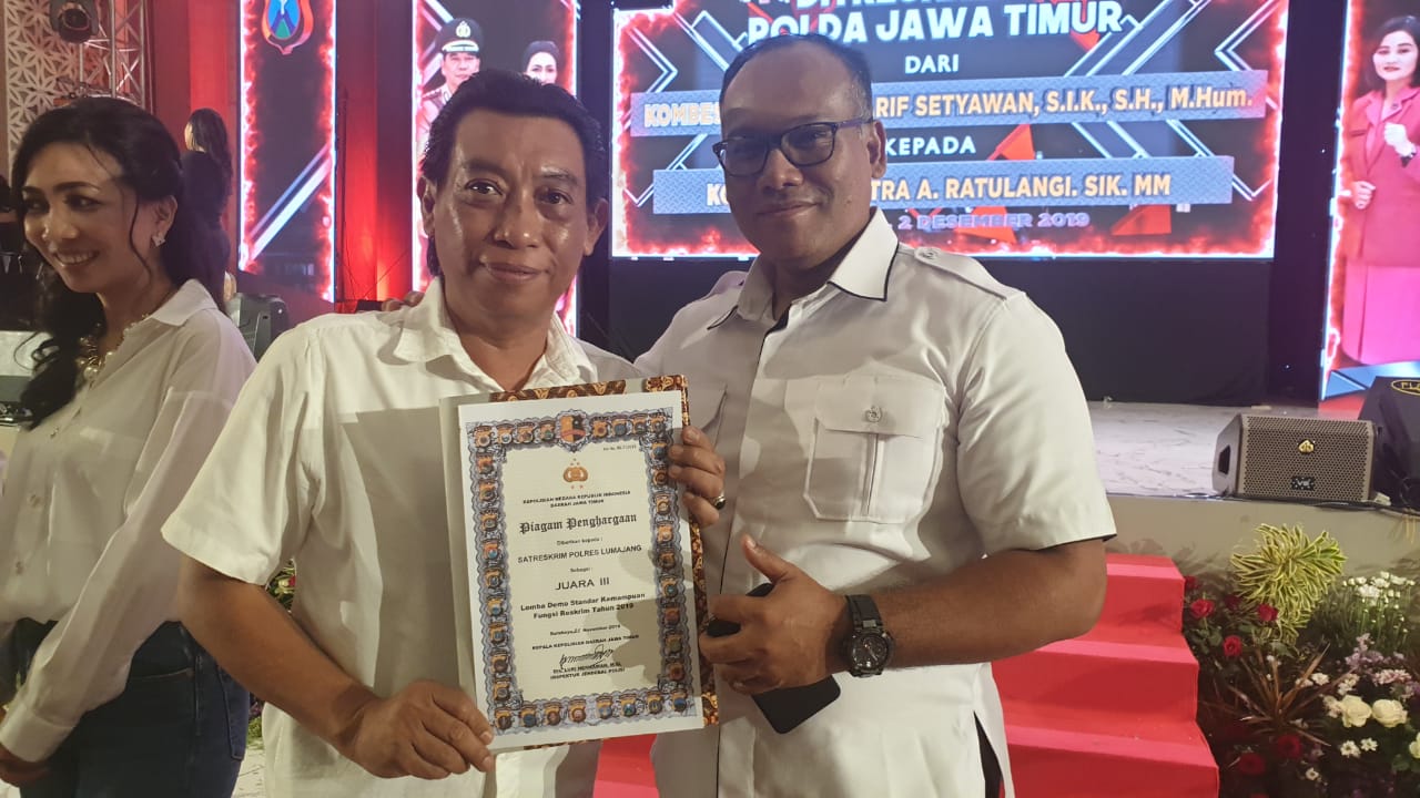Kasat Reskrim Polres Lumajang, AKP Hasran saat menerima piagam juara III Olah TKP Polda Jatim.