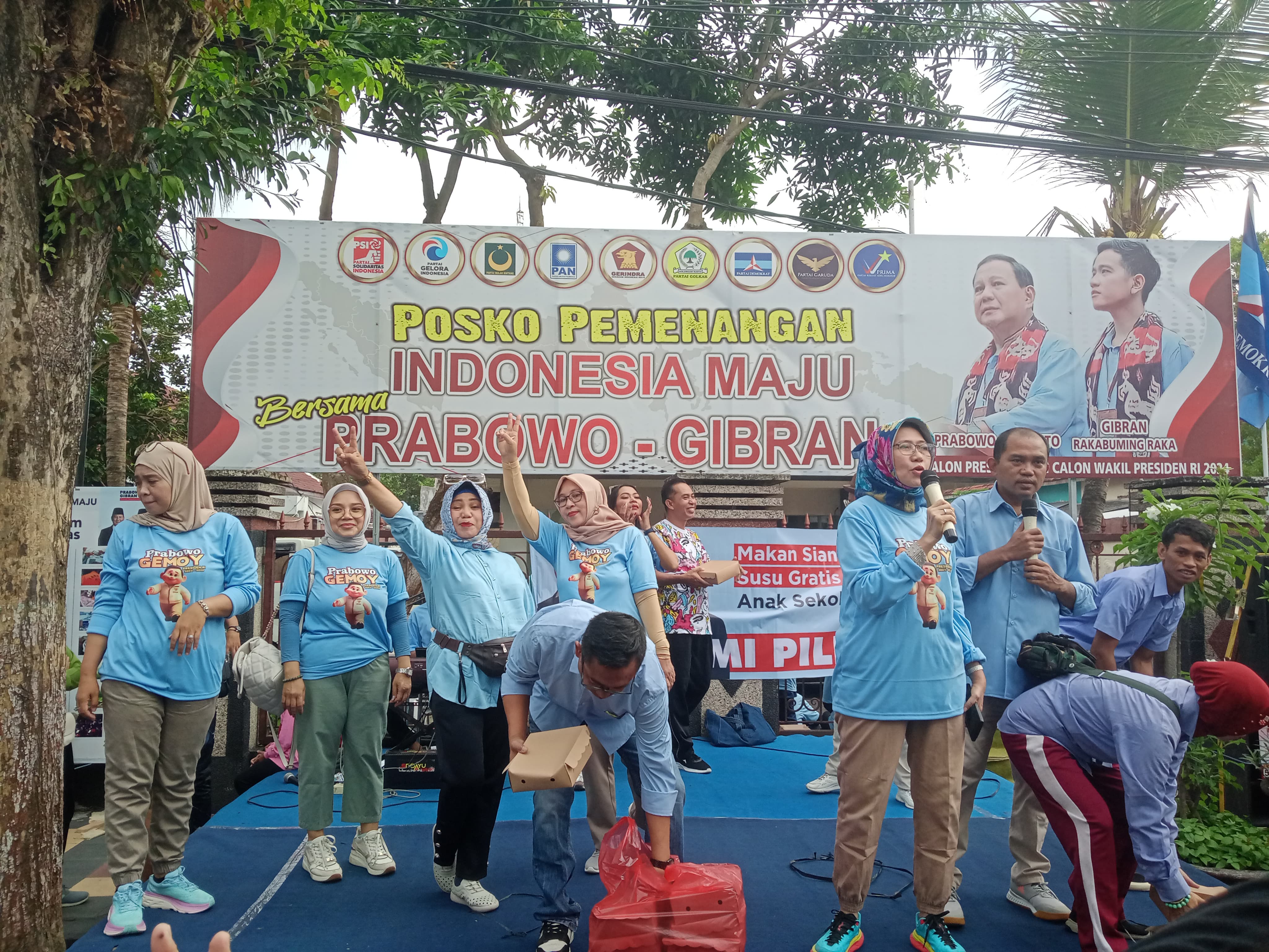 TPD Prabowo Gibran Lumajang Bagikan Makan dan Susu Gratis di Alun ALun