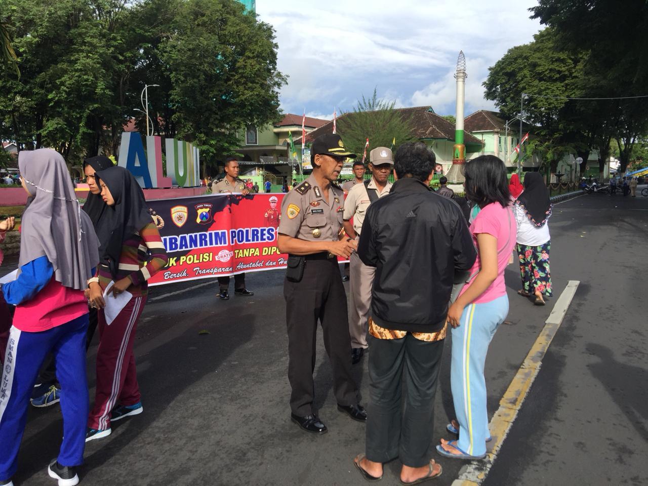 Kabag Sumda Polres Lumajang, Kompol Mulyadi Surahmad melakukan sosialisasi penerimaan anggota Polri. ( foto polres for lumajangsatu.com)