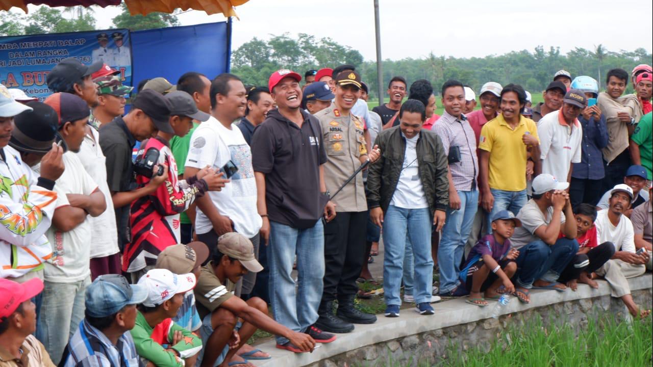 Kapolres, Bupati dan Ketua DPRD saat menghadiri lomba merpati di Yosowilanggun. (foto polres)
