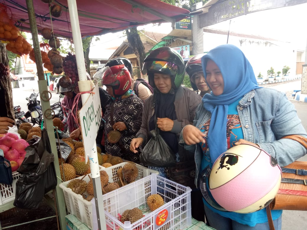 Musim Hujan Membuat Pedagang Buah di Lumajang Gigit Jari