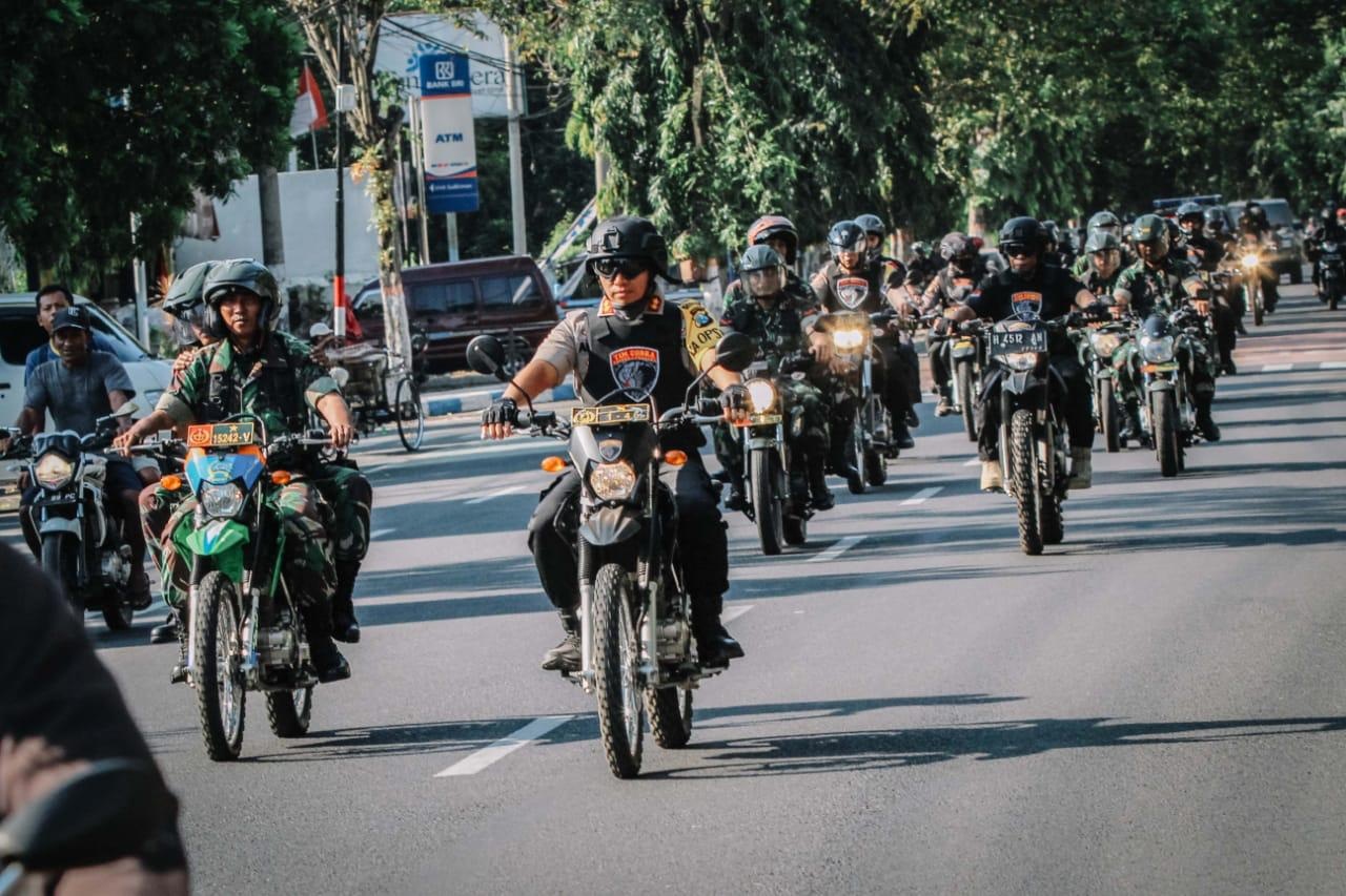 Kapolres Lumajang, AKBP Arsal Sahban memimpin anggota polri dan TNI patroli jaga keamanan pasca kerusuhan di Jakarta.