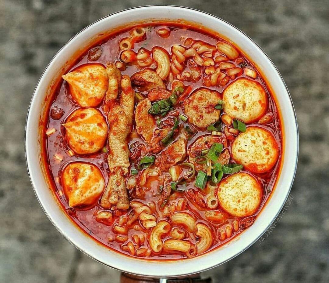 Nikmatnya Makan Seblak di Mama Ndut