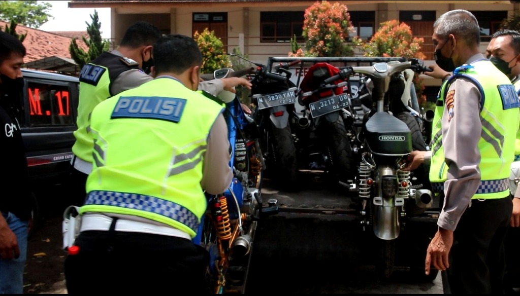 Satlantas Polres Lumajang Sita Motor Knalpot Brong di Sekolah