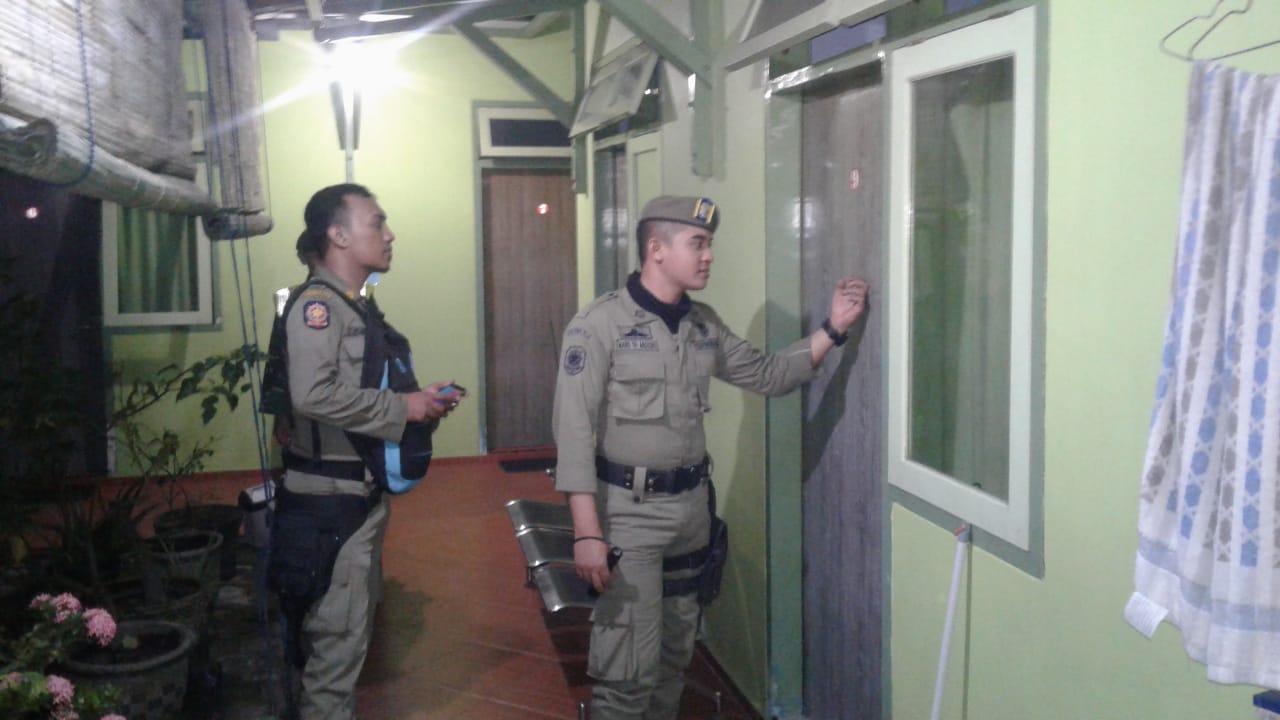 Polisi Pamong Praja Saat Razia Kost-Kostan didya dijadikan tempat tinggal pasangan Bodong.
