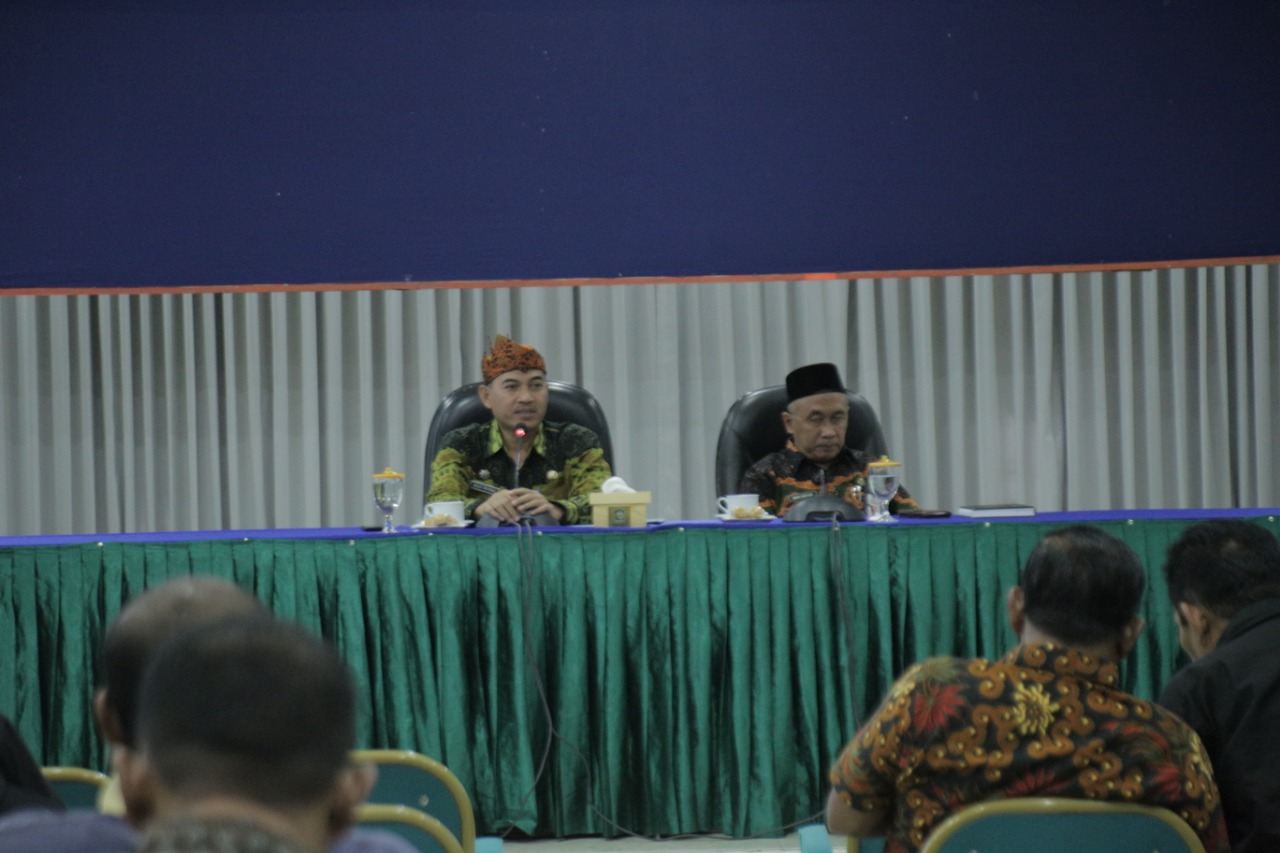 Sekda Lumajang saat Jumpa Pers dengan puluhan wartawan.