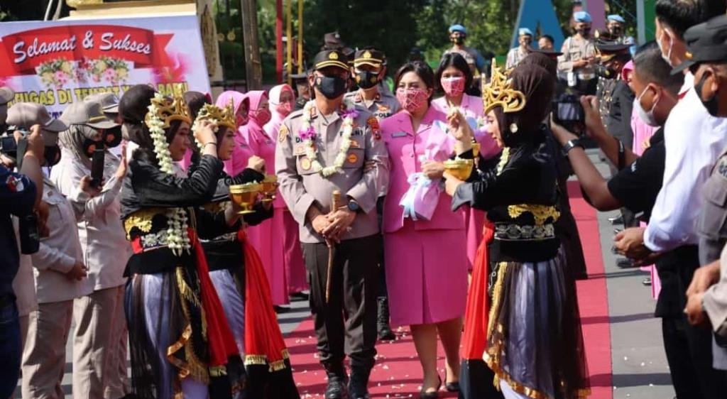 Sertijab KapolresLumajang AKBP Eka Yekti Diwarnai Tangis Haru