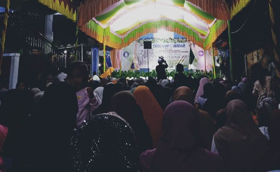 Suasana gebyar sholawat bersama Al-Habib Hasan As-Seggaf asal Probolinggo dan Al-Habib Fahmi Al-Muhdor asal Lumajang di Desa Selok Awar-awar, Kecamatan Pasirian, Sabtu (31/12/2022) malam. 