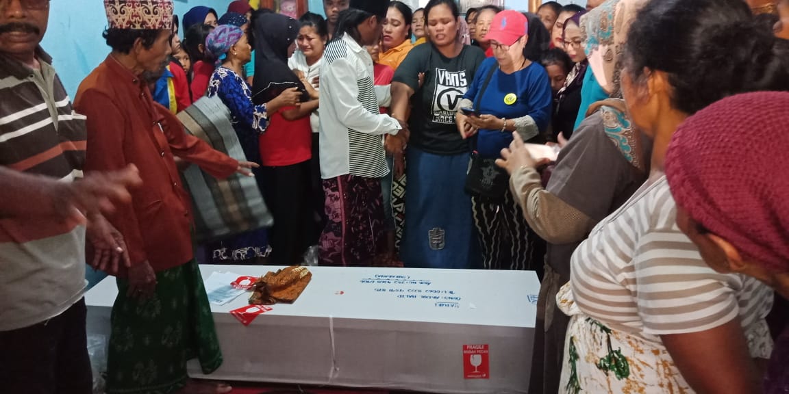 Hujan Tangis saat Jenazah TKI asal Klakah Tiba di Rumah Duka