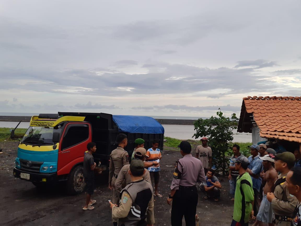 Razia Gabungan Temukan Truk Angkut Pasir Pesisir Pantai Selatan. Awas Illegal Mining. ( foto polres for lumajangsatu.com)