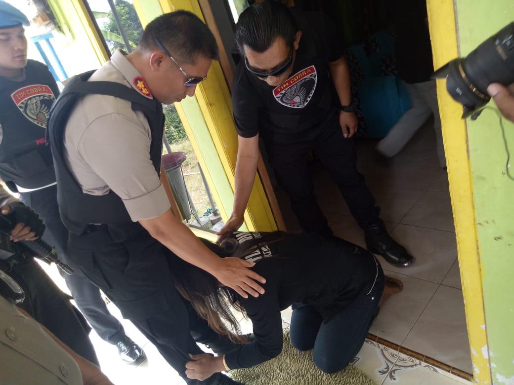 Aneh..! Tante Tiara sampai sujud dan menangis ke Kapolres Lumajang minta pelaku perampokan dirumahnya dilepas. ( foto polres)
