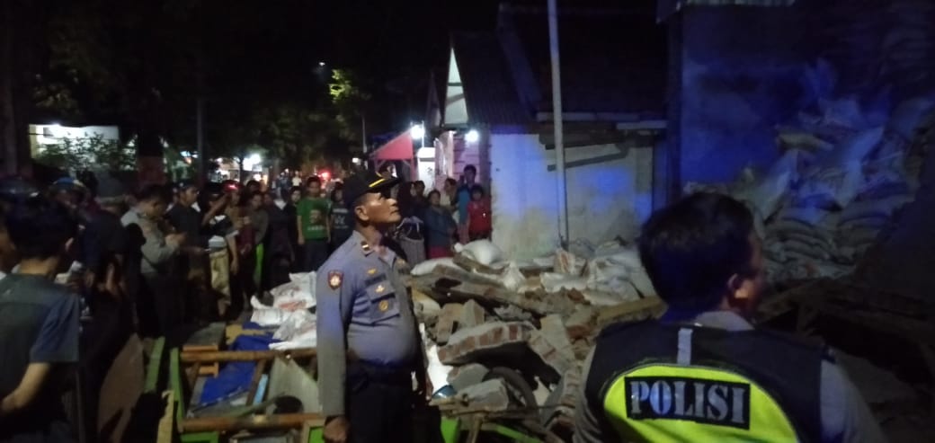 Suasana Lokasi Tembok Gudang Pakan Ternak Ambruk timpa 5 orang.