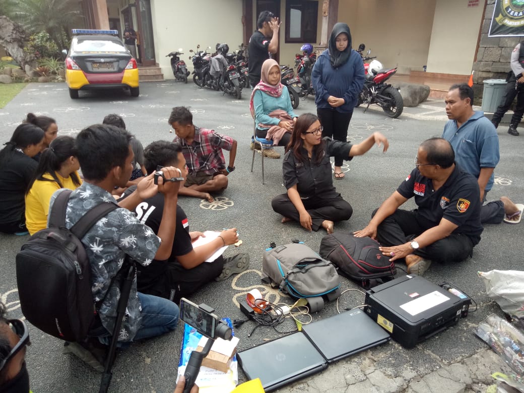 Tim Cobra Geledah Rumah Gita Hartanto Amoeba Qnet Temukan Uang Rp. 130 Juta