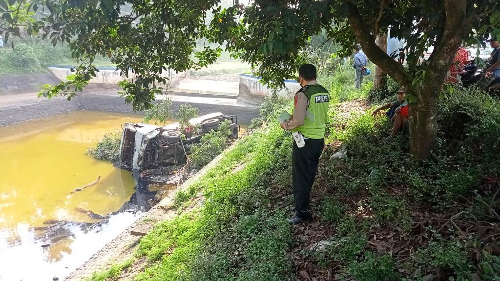 Ribuan Liter Minyak Goreng Tumpah ke Sungai Bondoyudo Lumajang