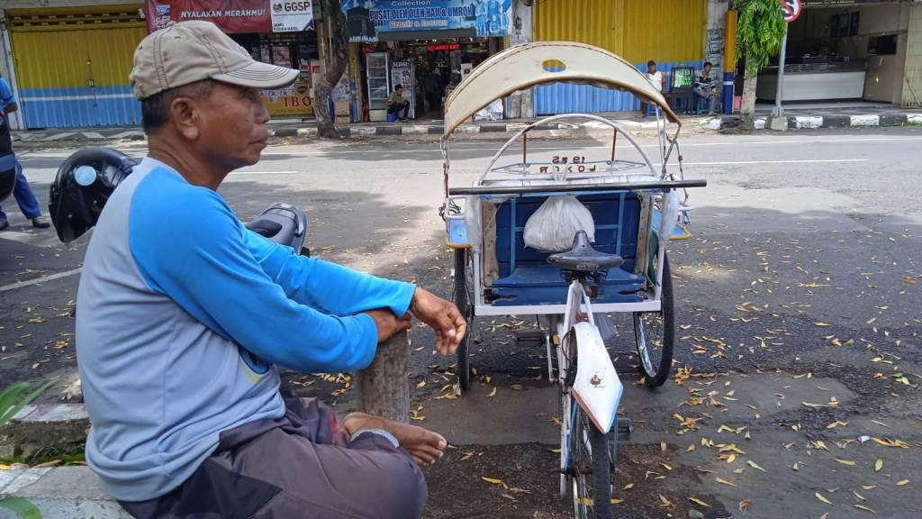 Ojol Kikis Abang Becak di Lumajang