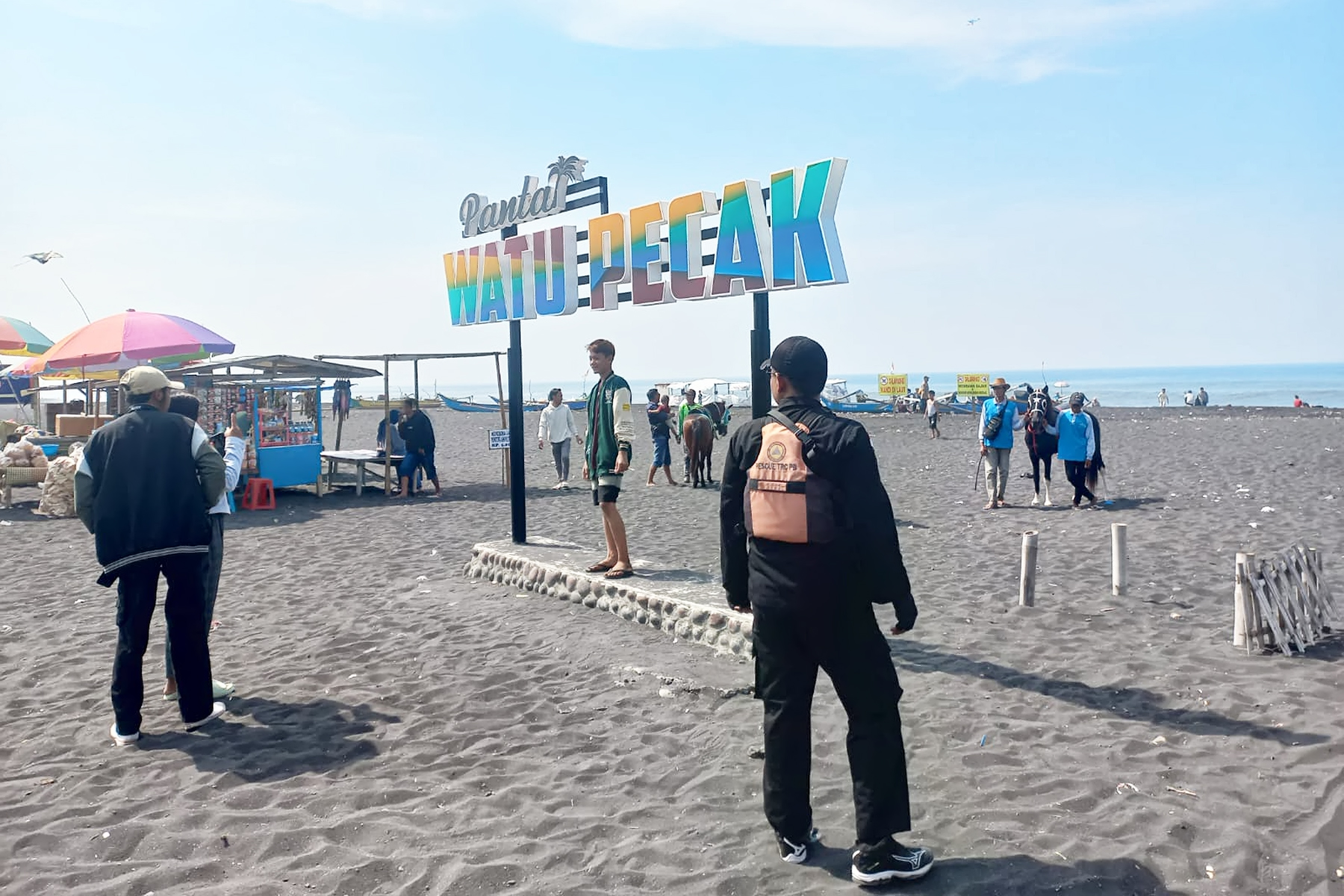 Pantai Watu Pecak Destinasi WIsata Pesisir Pantai Selatan Lumajang yang paling diminati pengunjung. Foto by Diskominfo Lmj