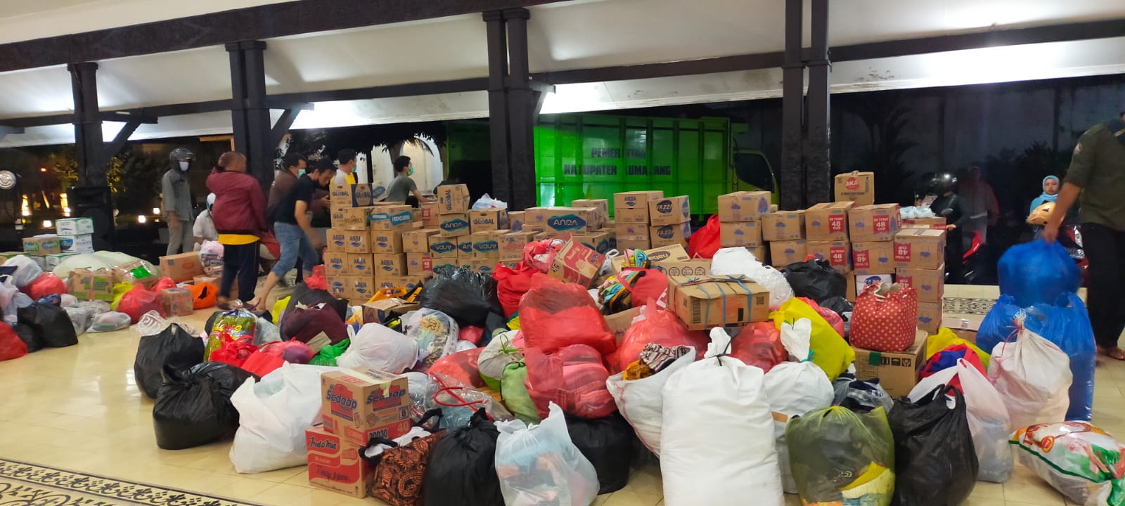 Pendopo Arya Wiraraja Lumajang Pusat Titik Kumpul Bantuan Semeru