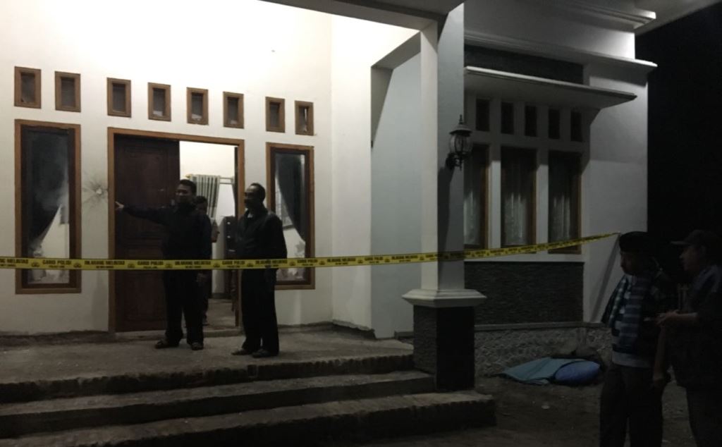 Aksi Pelemparan Bondet Teror Tim Kordes Paslon Bupati Lumajang