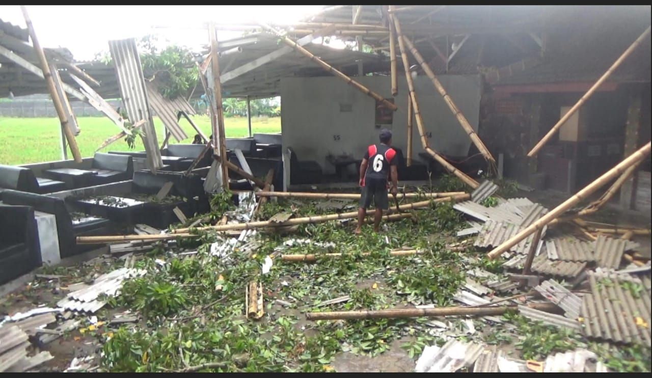 Cafe Hampa di jalan Toga Utara rusak parah akibat diterjang angin puting beliung