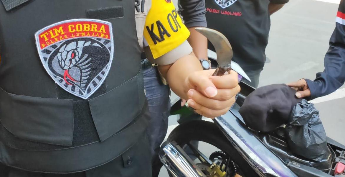 Clurit milik pemuda klakah yang diamankan Tim Cobra Polres Lumajang.