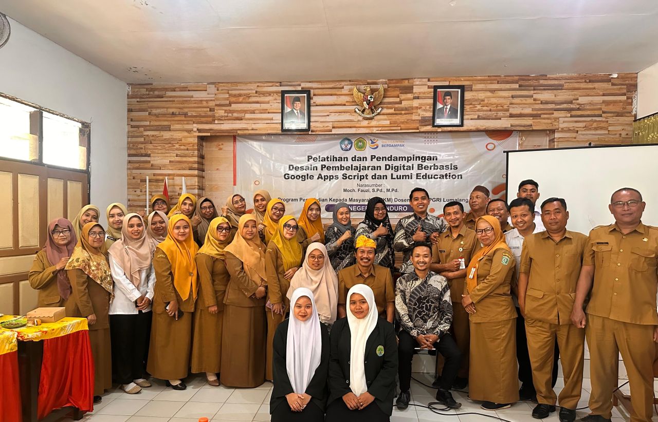 Berbasis Teknologi, Dosen STKIP PGRI Lumajang Gelar PKM di SMP Negeri 1 Senduro