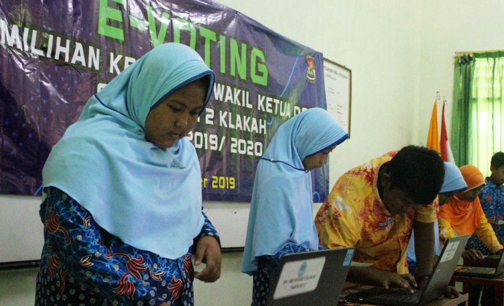 Manfaatkan Teknologi Pemilu OSIS SMPN 02 Klakah Pakai e-Voting
