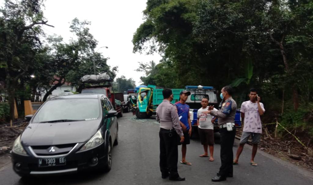 Kecelakaan libatkan tiga kendaraan di jalan raya Kedungjajang-Lumajang
