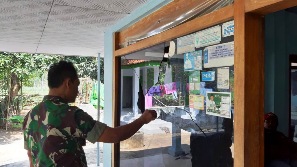 Korban Kaget Suara Keras Kaca Pecah Akibat Teror Lemparan Batu