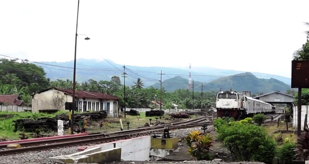 Berbahaya, Banyak Anak Kecil Iseng Lempar Kereta di Jalur Jatiroto-Klakah