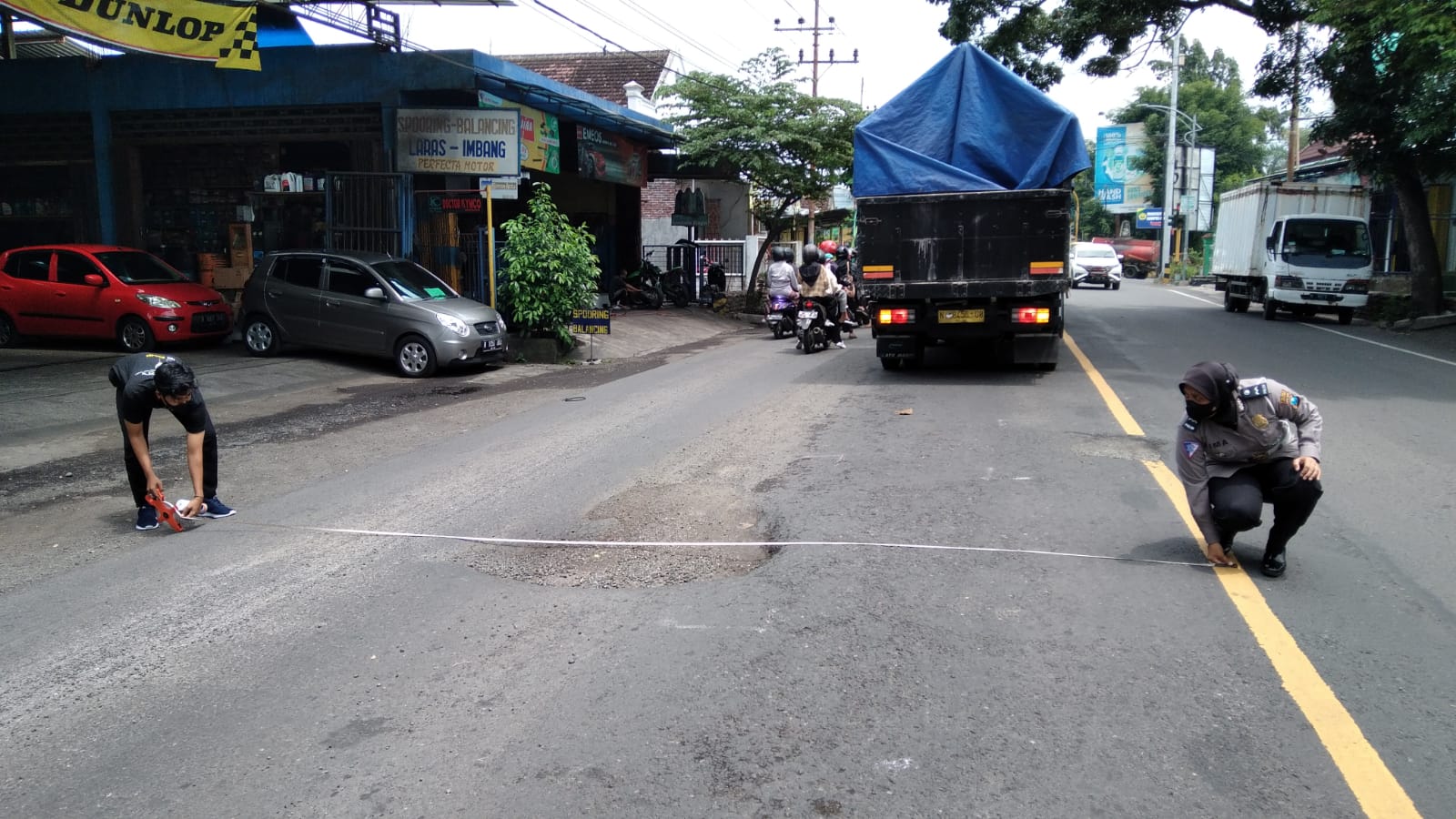Cegah Kecelakaan, Satlantas Polres Lumajang Survey Jalan Berlubang