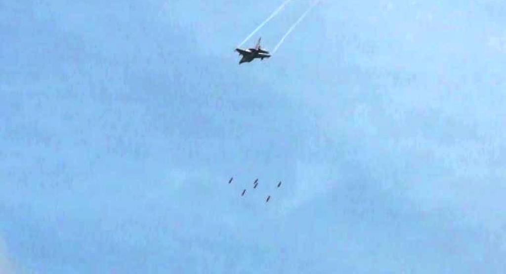F-16 dan Sukhoi TNI-AU Gelar Latihan di Pantai Pandanwangi