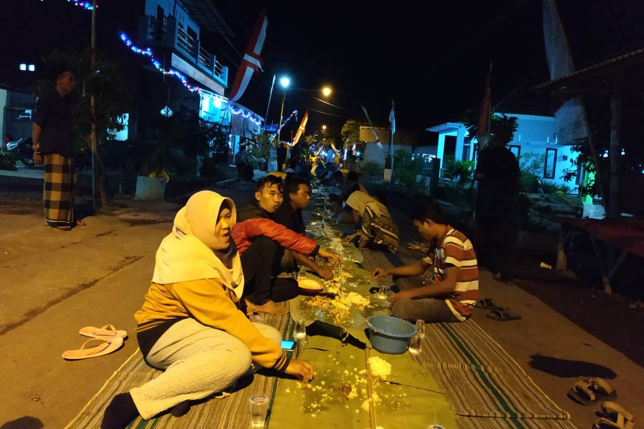 Warga Desa Kebonagung makan bersama.