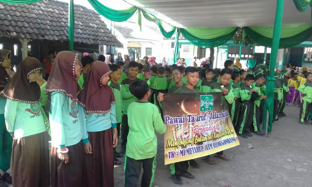 Sambut Bulan Ramadhan, TK-MI Miful Selokgondang Pawai Ta'aruf Kelilingi Desa
