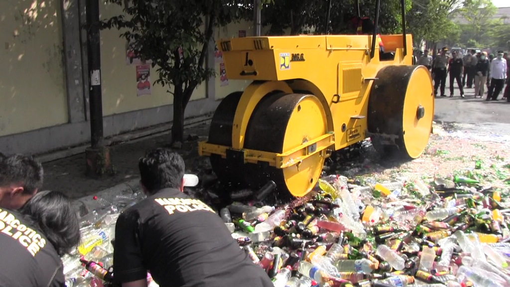 Picu Kriminalitas, Polisi Musnahkan Ribuan Botol Miras