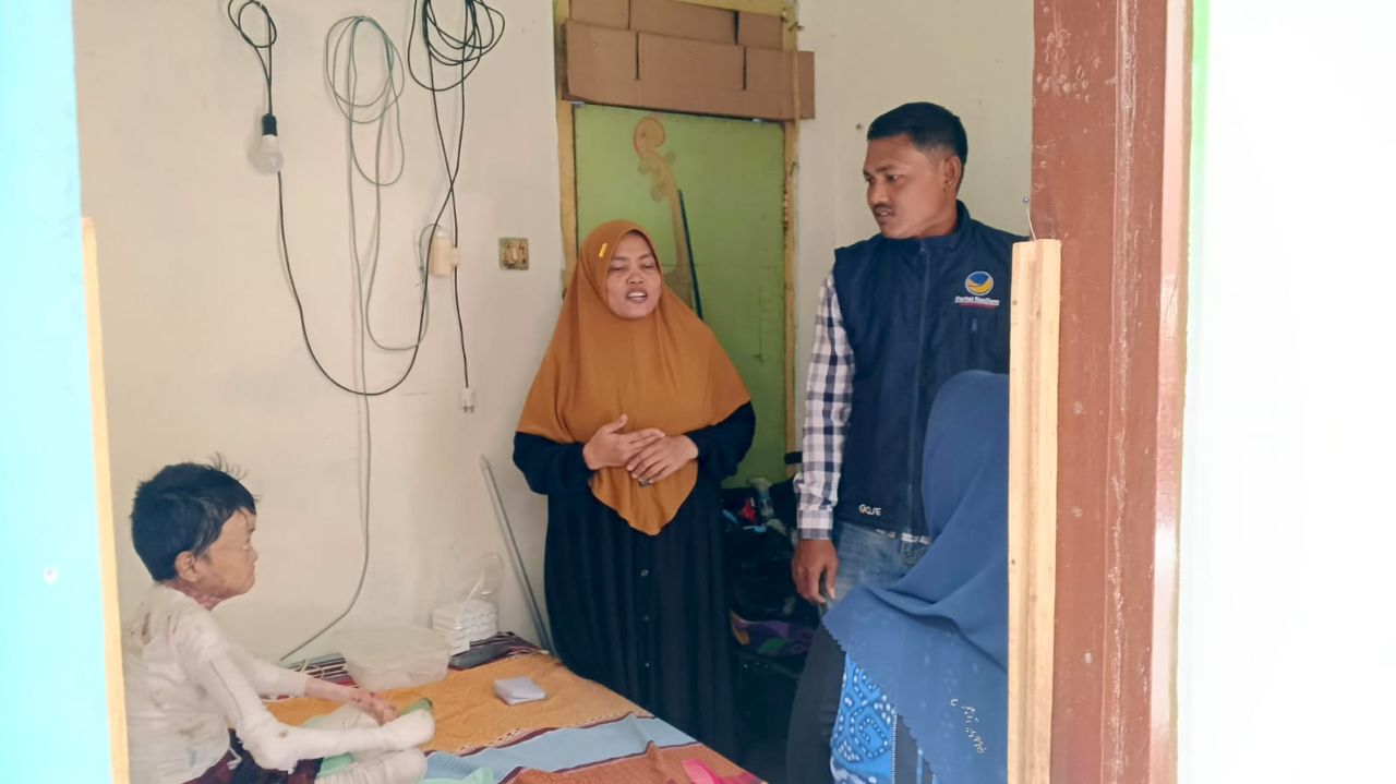 Rombongan NasDem Lumajang Saat mengunjungi penderita Epidermolysis Bullosa (EB) Bernama Primadian Aryono (27)