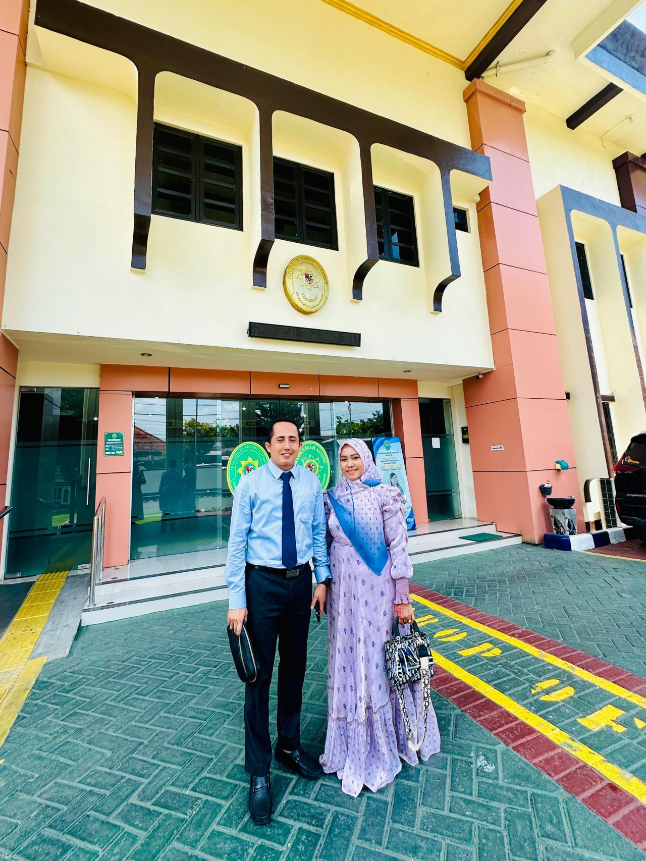 Owner Malindo Wita Wijayanti bersama penasehat Hukum di PN Lumajang