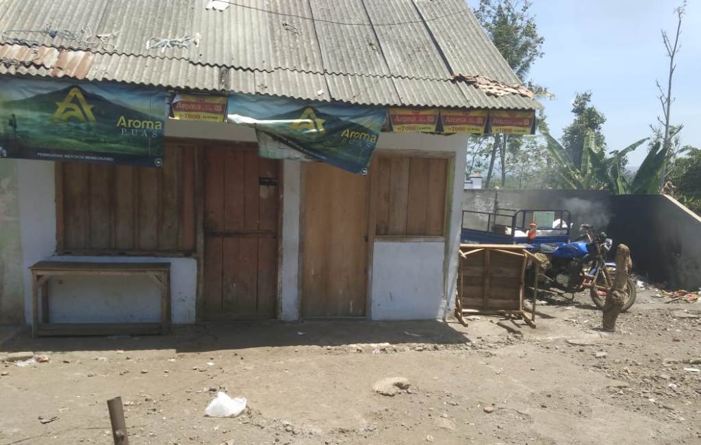 Pemilik Warung Pasar Senduro Keluhkan Bau Busuk Tempat Sampah