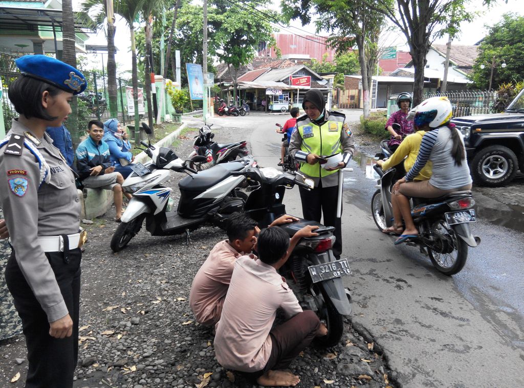 Jaga Shalat Jum'at, Para Polwan Cantik Tegur Pengendara Tak Pakai Helm