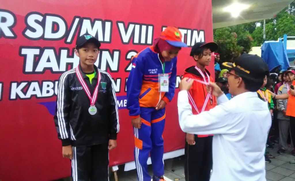 Hebat, Renang Sumbang 1 Medali Emas di POR SD-MI Jatim di Lumajang