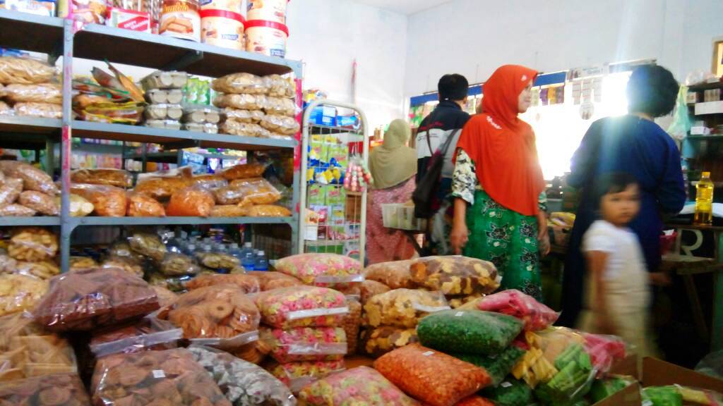 Ibu-ibu sedang mempersipakan kebutuhan Hari Raya Indul Fitri